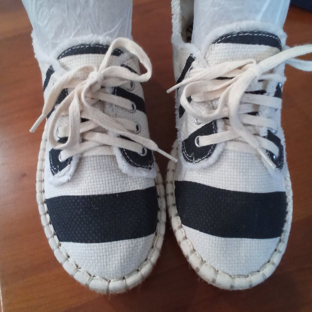 Women's DV shoes by Solve Vita as 6W